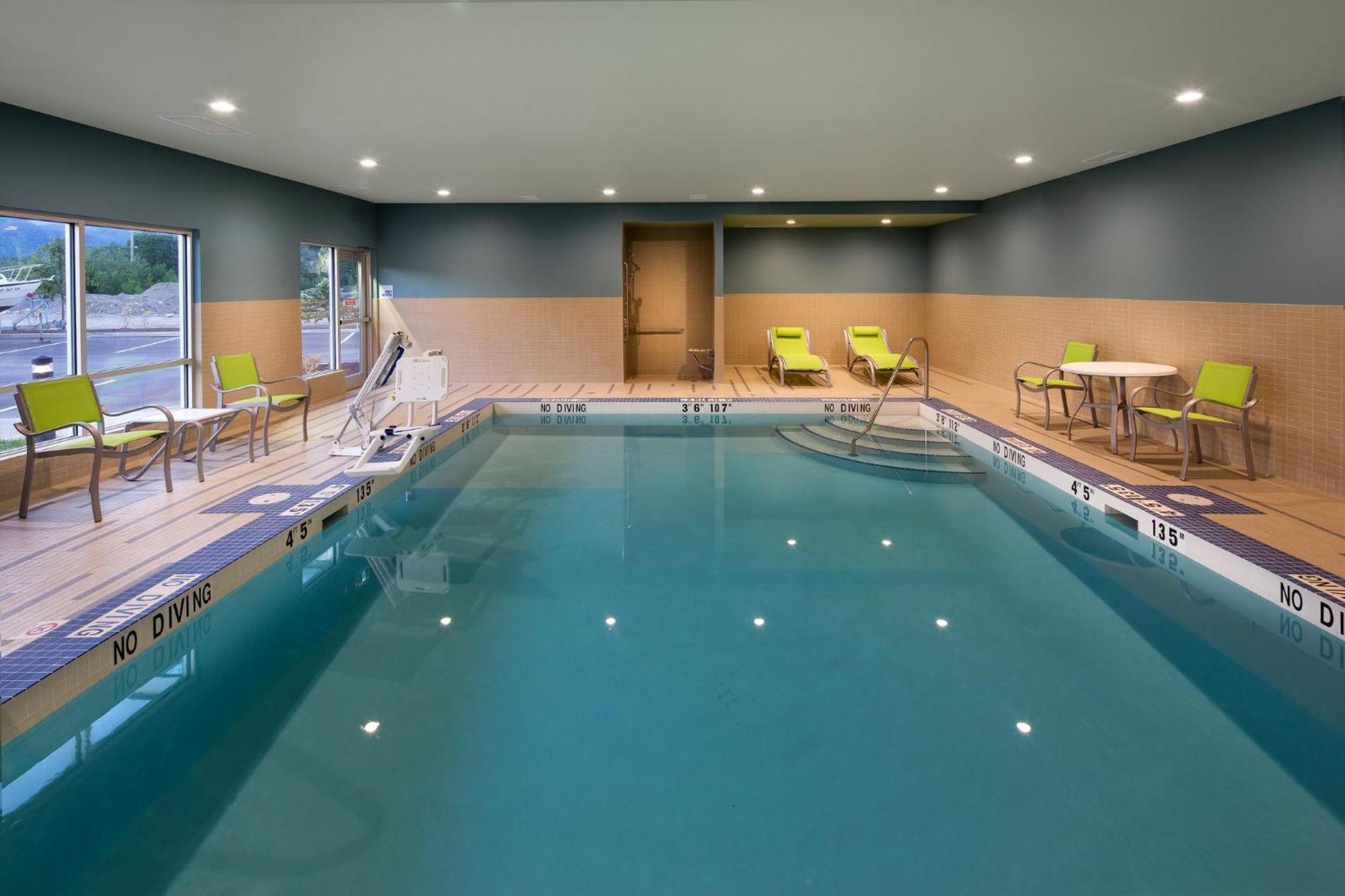 Holiday Inn Express & Suites Terrace By Ihg Exteriör bild