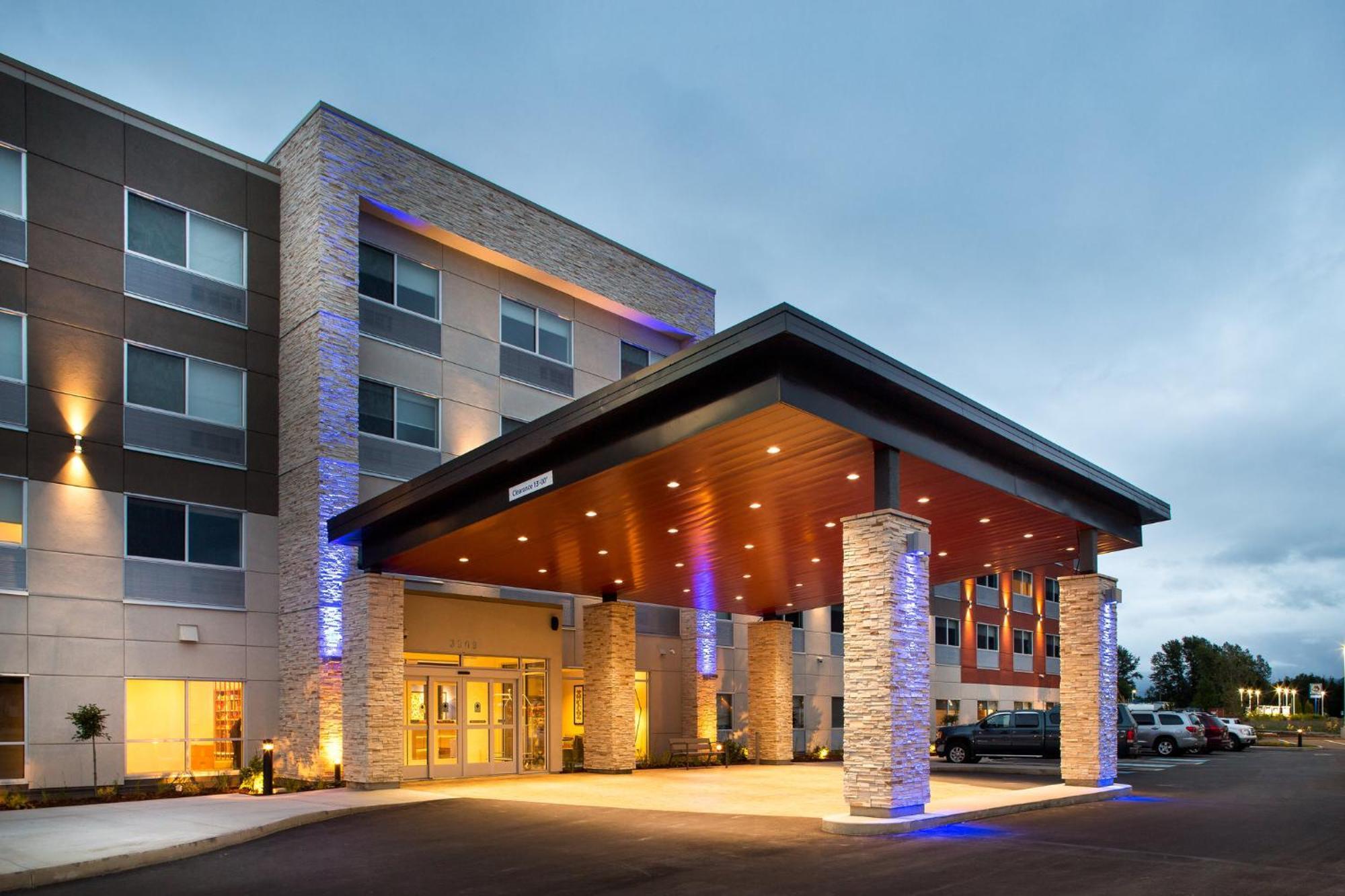 Holiday Inn Express & Suites Terrace By Ihg Exteriör bild