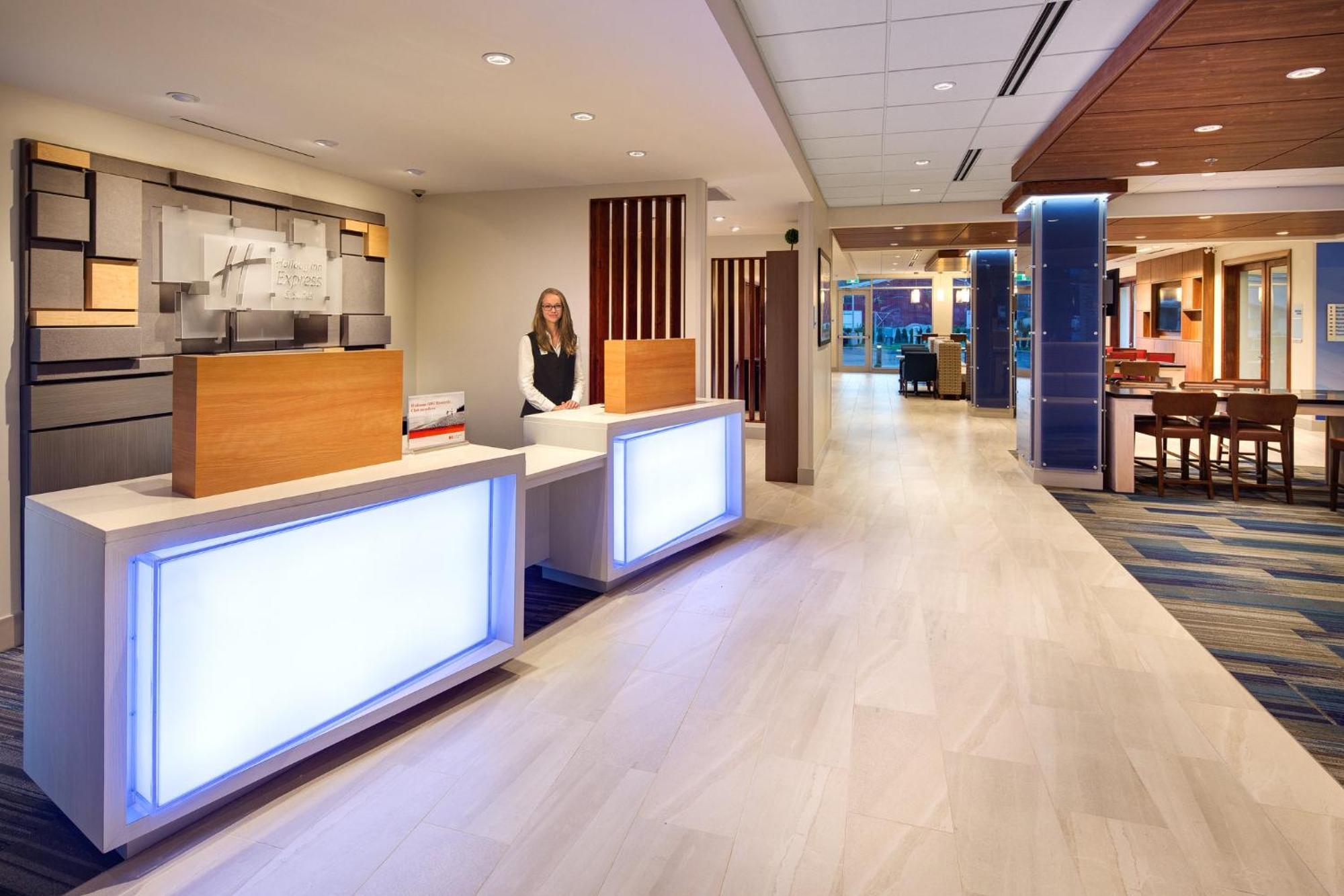 Holiday Inn Express & Suites Terrace By Ihg Exteriör bild